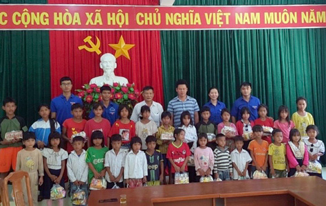 Chi đoàn Sở Tài chính tổ chức Chiến dịch “Kỳ nghỉ hồng” năm 2020 tại xã kết nghĩa Đăk Nên, Kon Long