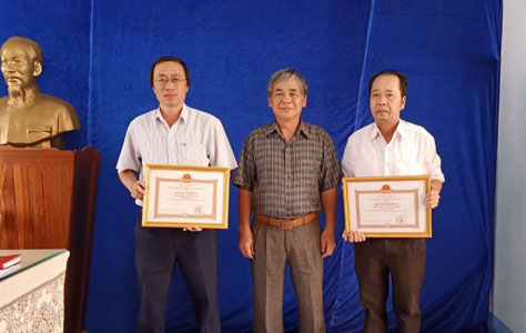 Trao Bằng khen của Chủ tịch Ủy ban nhân dân tỉnh Kon Tum cho tập thể, cá nhân có thành tích năm 2019