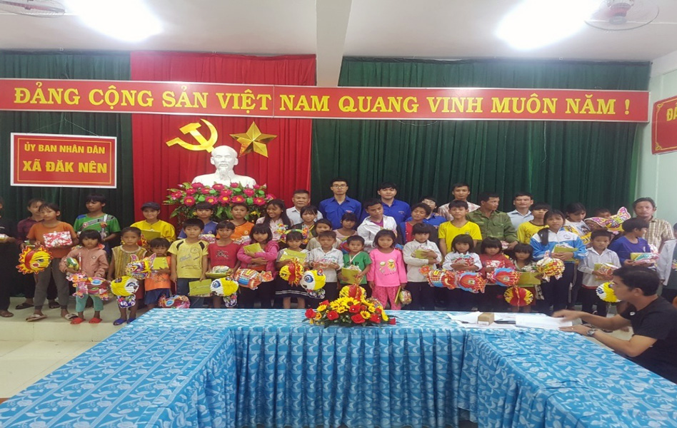 Sở Tài chính Kon Tum tổ chức thăm hỏi, tặng quà các cháu thiếu nhi Tết Trung Thu tại xã kết nghĩa