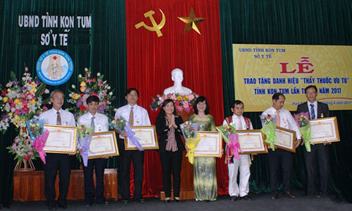PCT UBND tỉnh Trần Thị Nga dự Lễ trao tặng danh hiệu “Thầy thuốc Ưu tú” tỉnh lần thứ 12 năm 2017