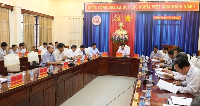 Ủy ban nhân dân tỉnh họp phiên thường kỳ tháng 9/2017