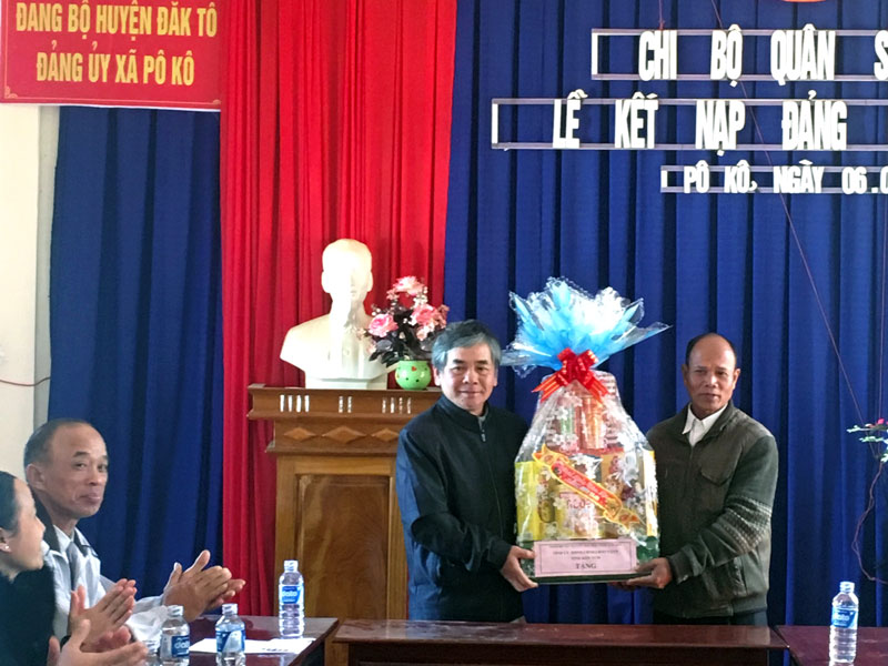 Giám đốc Sở Tài chính: Thăm, tặng quà tại huyện Đăk Tô nhân dịp tết Nguyên đán Mậu Tuất 2018