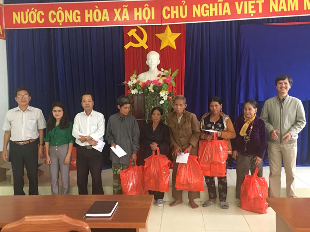 Sở Tài chính tỉnh Kon Tum  thăm, tặng quà đối tượng, gia đình chính sách xã Đăk Nên, huyện Kon PLong