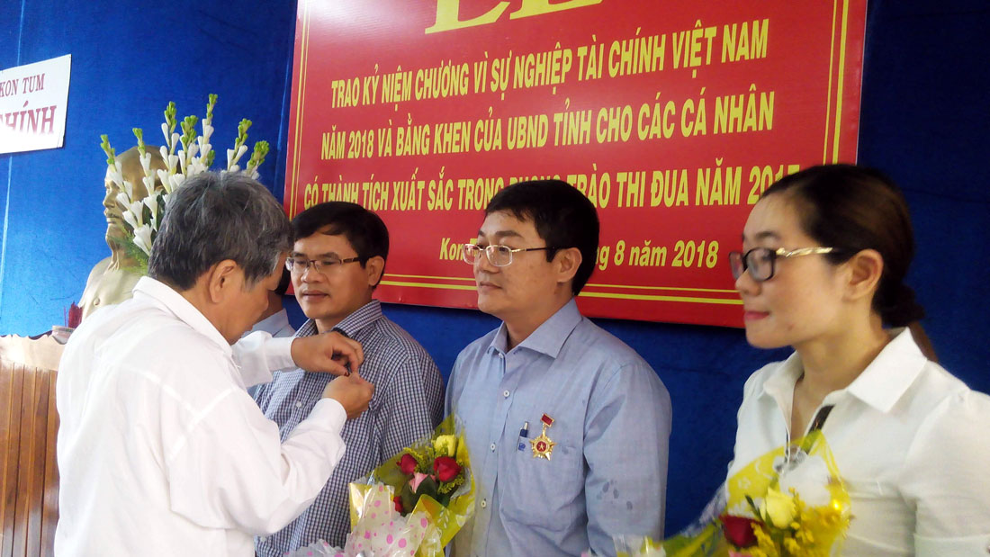 Trao tặng Kỷ niệm chương Vì sự nghiệp Tài chính Việt Nam và Bằng khen của Chủ tịch UBND tỉnh