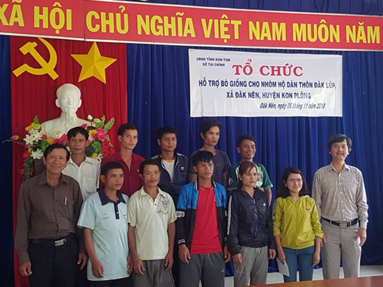 Sở Tài chính Tổ chức hỗ trợ bò giống cho các nhóm hộ dân Thôn Đăk Lúp xã Đăk Nên, huyện Kon PLong