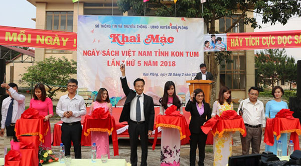 Lãnh đạo UBND tỉnh dự khai mạc Ngày sách Việt Nam tỉnh Kon Tum lần thứ 5 năm 2018