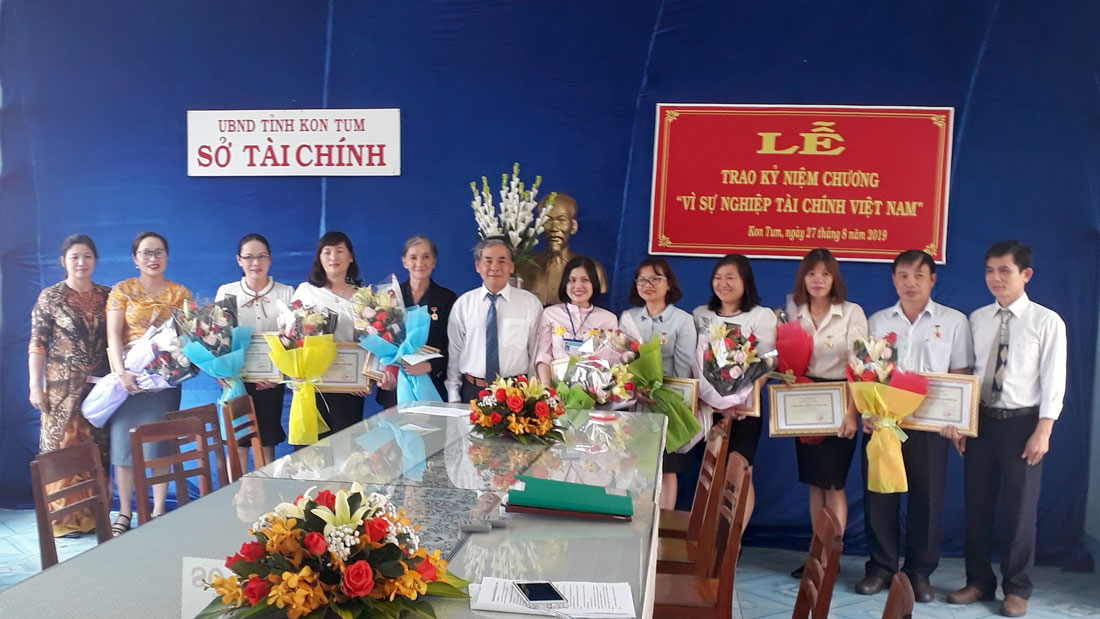 Trao tặng Kỷ niệm chương “Vì sự nghiệp Tài chính Việt Nam” năm 2019