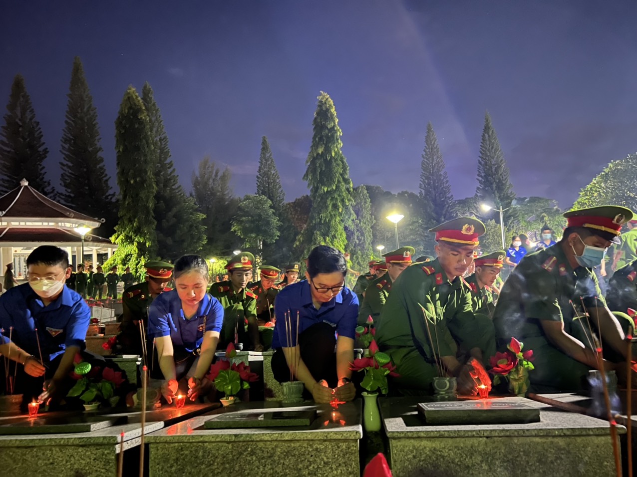 Chi đoàn Sở Tài chính tham gia Lễ Thắp nến tri ân các anh hùng liệt sĩ